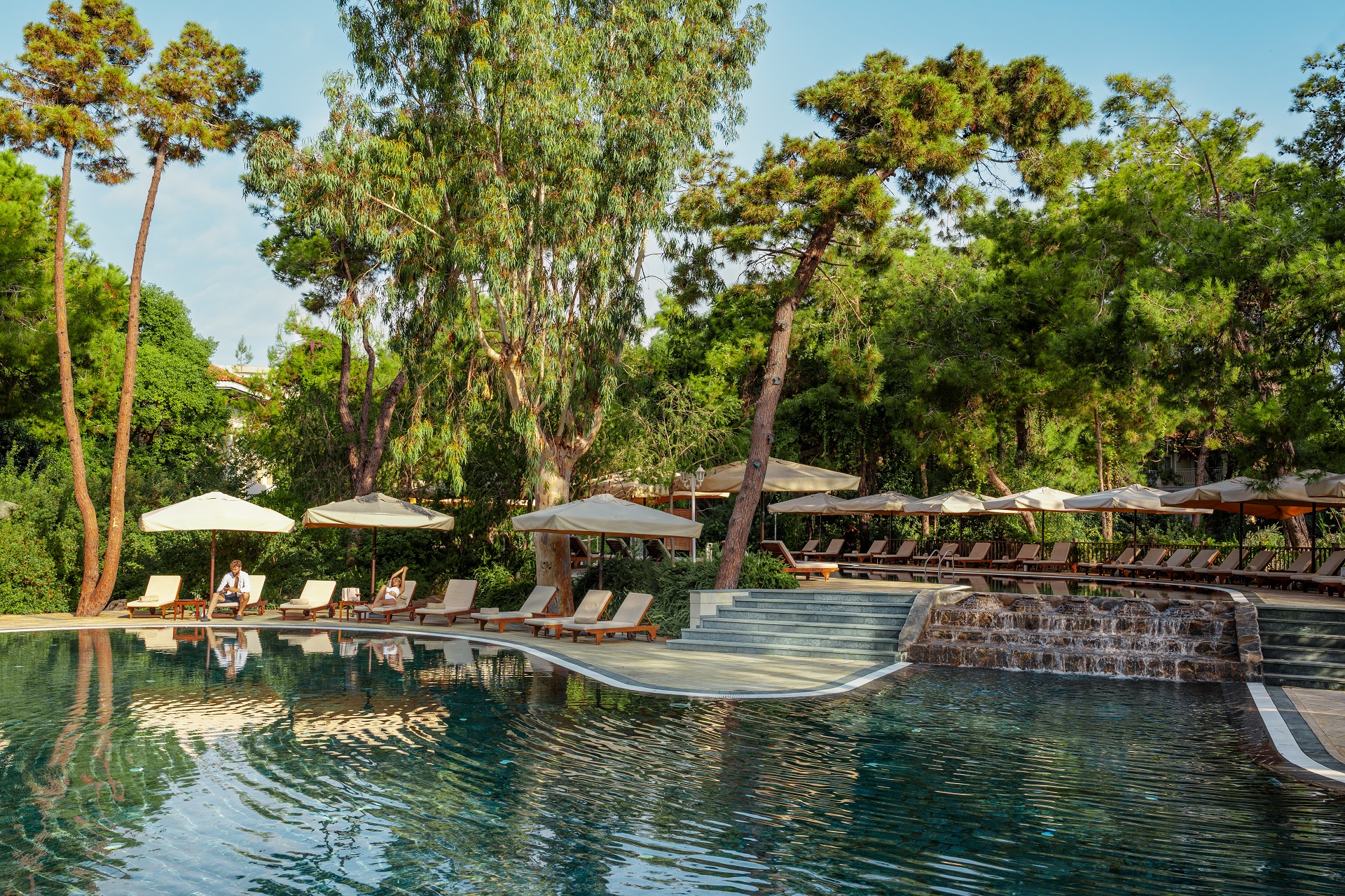 Das Relaxpool zum Entspannen befindet sich in einer ruhigen Umgebung abseits des Lärms, um die Sonne und das Wasser zu genießen ...