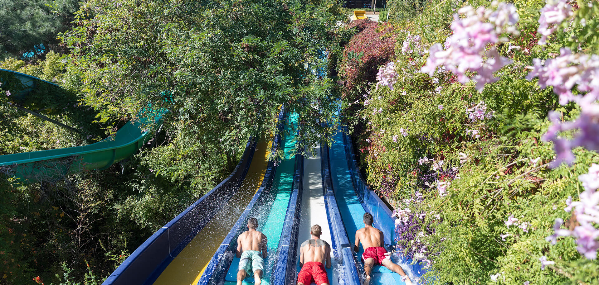 Machen Sie sich bereit für eine Adrenalinladung und spaßige Momente in unserem 380 Meter langen Abenteuerpark und mit unserem riesigen Aqua Park auf einer Fläche von 25.000 m².